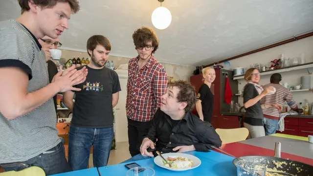 Nerd-Kantine mit CEO, der wieder einmal das Mittagessen verpasst hat (Bild: Tom Kawara)