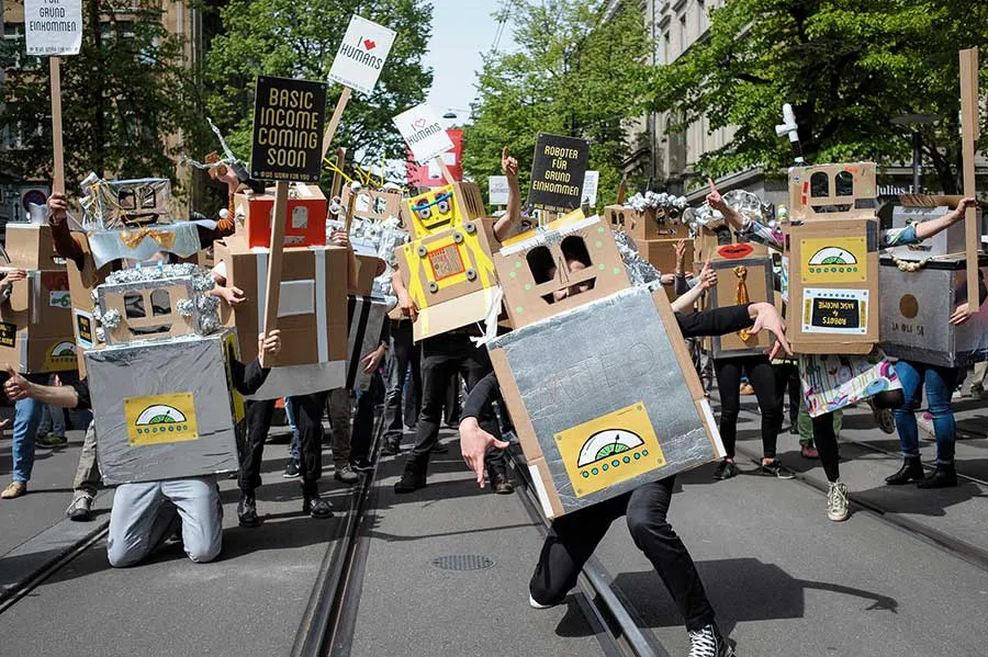 Roboter demonstrieren an der Zürcher Bahnhofstrasse für ein bedingungsloses Grundeinkommen (Juni 2016).