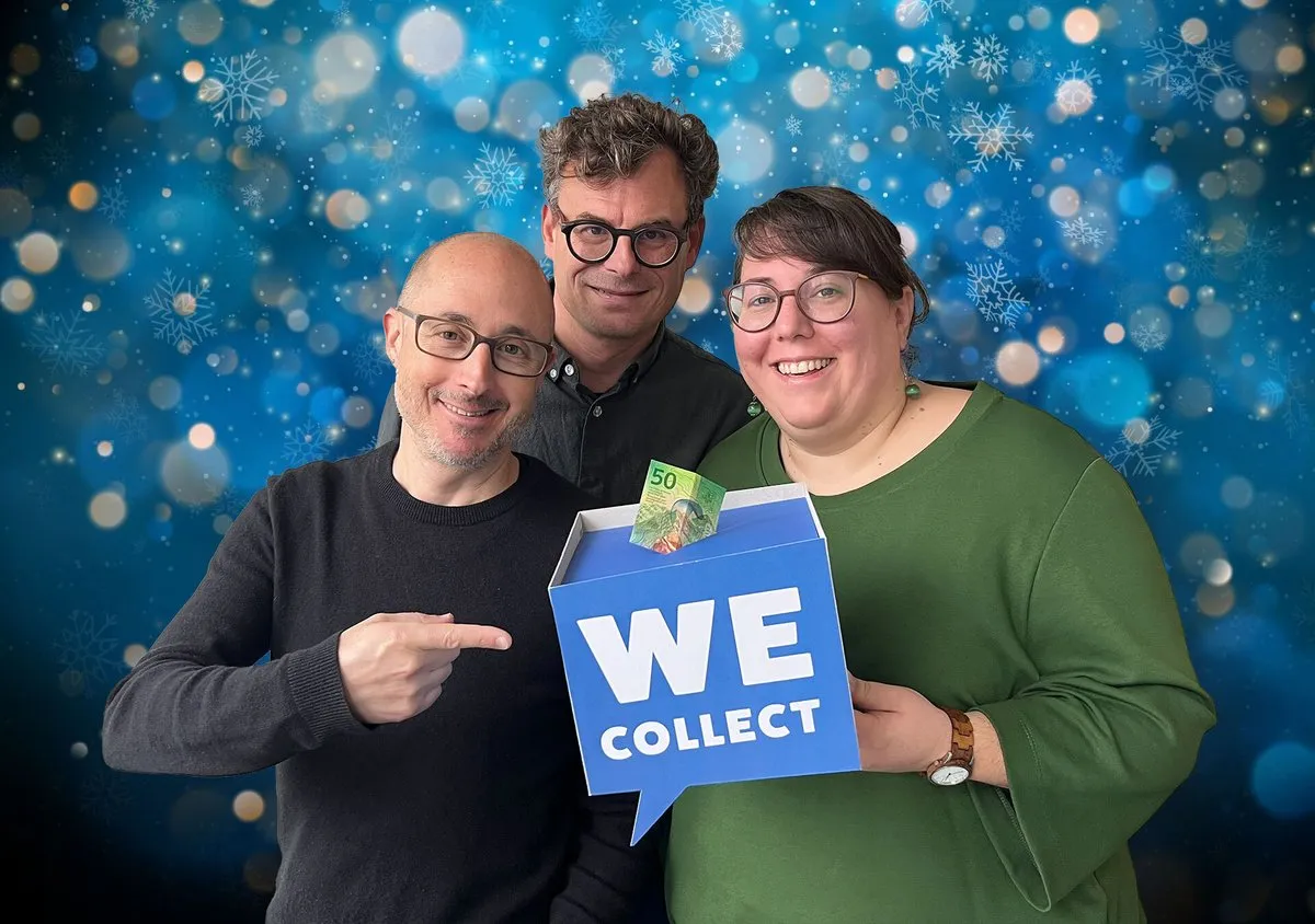 Drei Personen vom WeCollect-Team mit einer WeCollect-Spendenbox vor Glitzerhintergrund