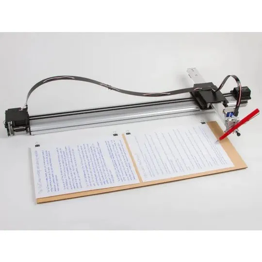 Schreibroboter, der mit einem Stift Handschrift auf Papier schreibt